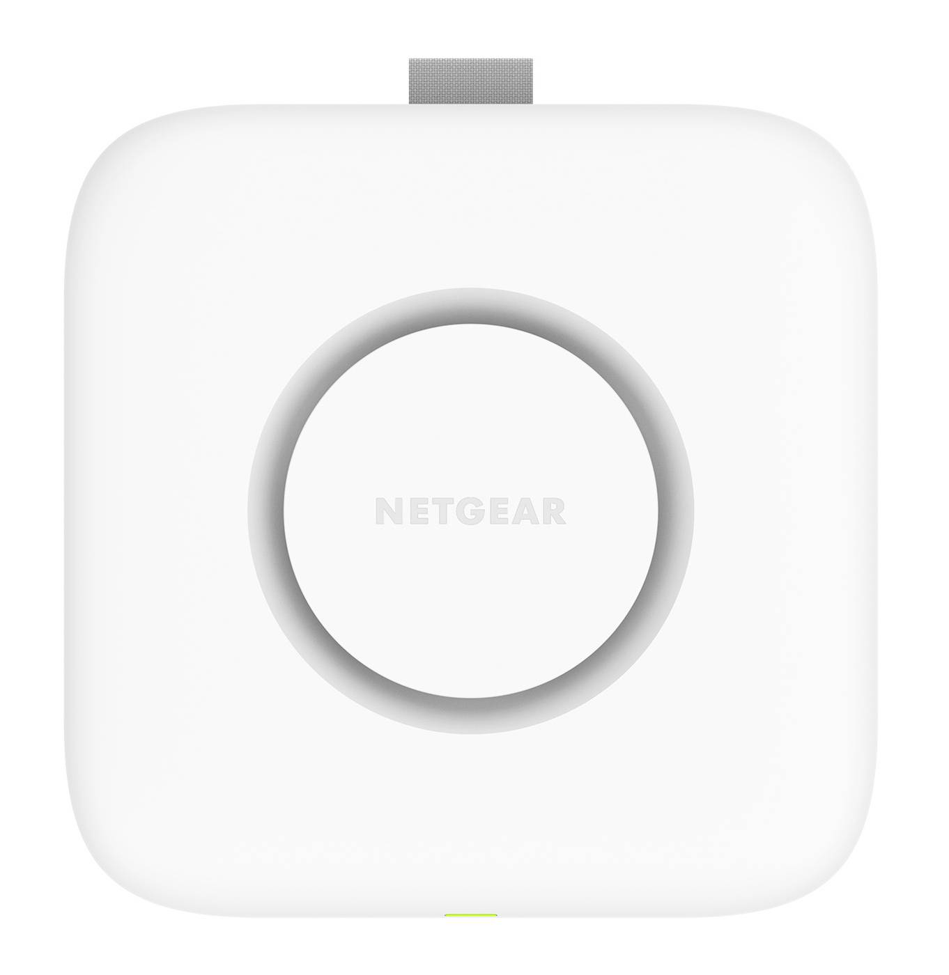 Biely sieťový prvok NETGEAR so stredovým kruhovým tlačidlom alebo indikátorom, zobrazený spredu na jednoduchom pozadí.