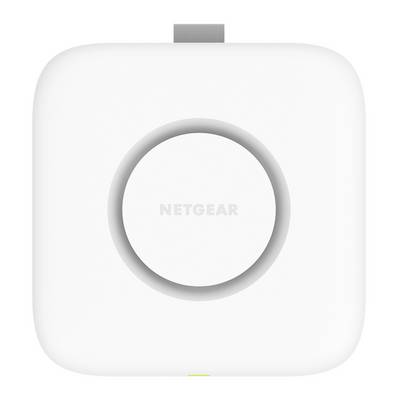 Biely sieťový prvok NETGEAR so stredovým kruhovým tlačidlom alebo indikátorom, zobrazený spredu na jednoduchom pozadí.
