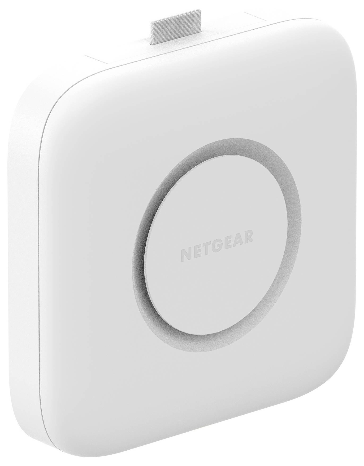 Biely bezdrôtový prístupový bod NETGEAR so stredobným kruhovým logom a malou montážnou lištu na vrchu, znázornený na jednoduchom pozadí.