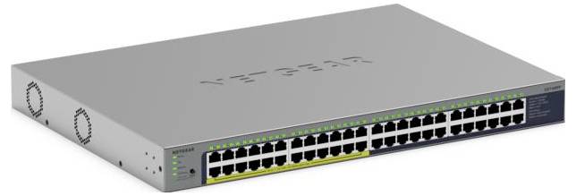 Rackmount ethernetový prepínač s 48 front-panelmi portami, stavovými LED indikátormi a ventilačnými otvormi, znázornený v uhlopriečnom pohľade na bielom pozadí.