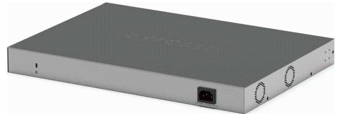 Plochý strieborný elektronický prístroj zobrazený v perspektíve s vetranými predným panelom, predným portom a raž skrinným podvozkom v štýle rack mountu na bielom pozadí
