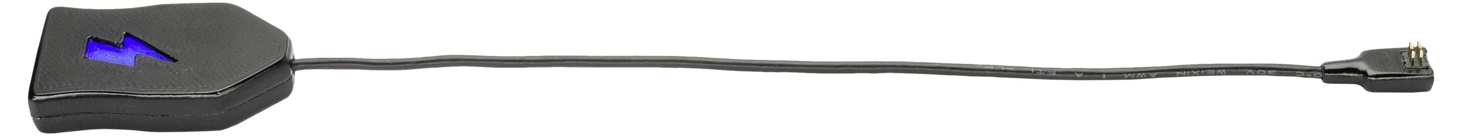 USB-C kábel s čiernym, nízkoprofilovým adaptérom alebo redukciou pripojenou na jednom konci a USB-C konektorom na druhom konci.