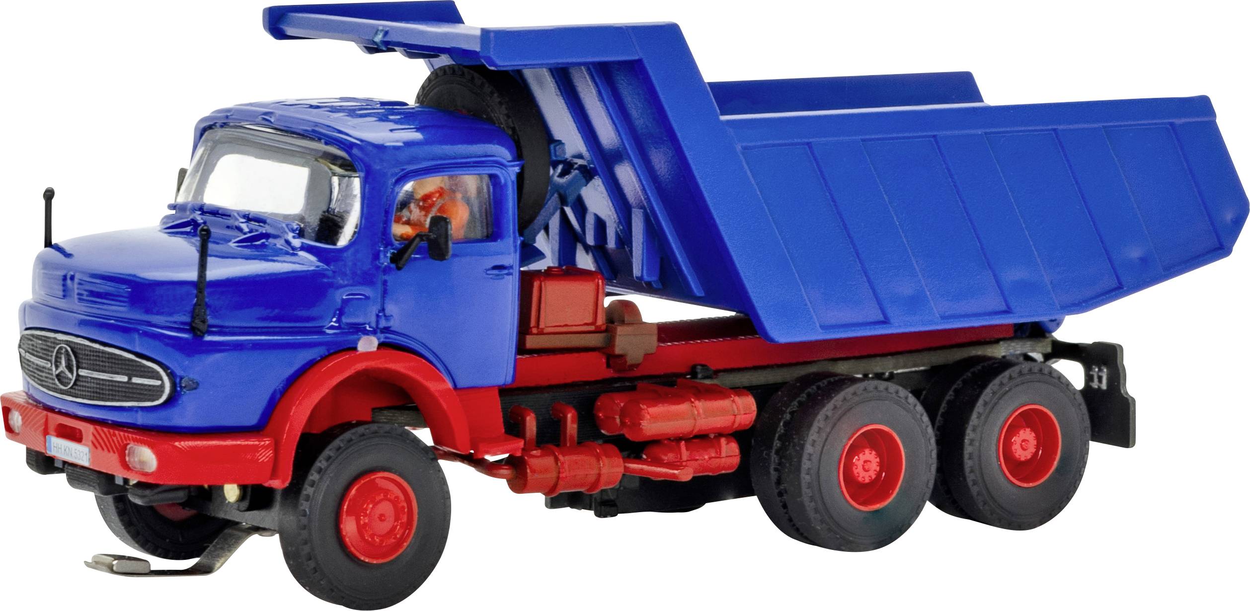 Modrý a červený nákladný automobil na výkladku zobrazený v bočnom pohľade so zdvihnutou nákladnou plošinou, izolovaný na bielom pozadí.