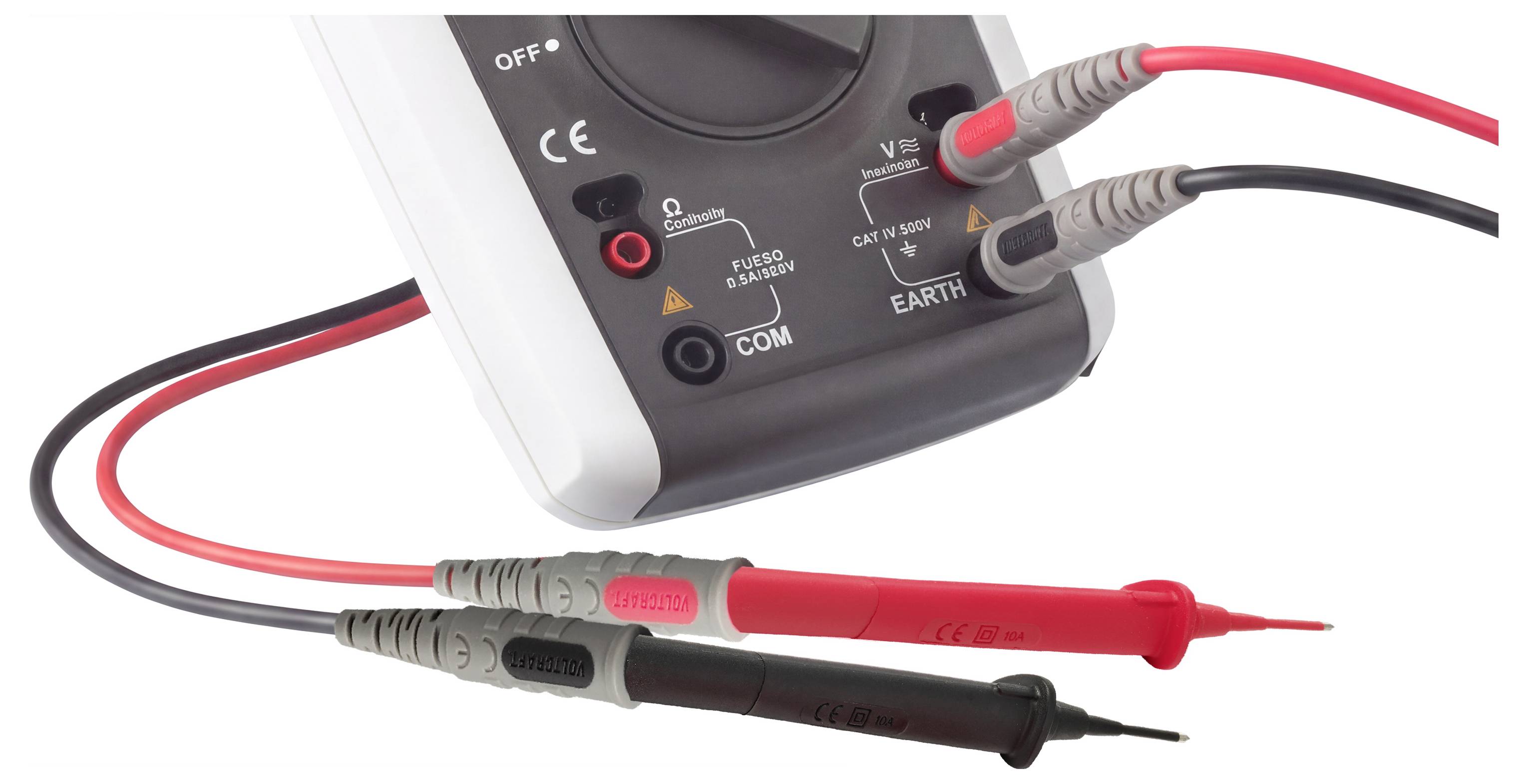 Digitálny multimeter s červenou a čiernou sondou zapojený v zásuvkách COM a EARTH, zobrazujúci meracie vodiče na elektrickú skúšku.
