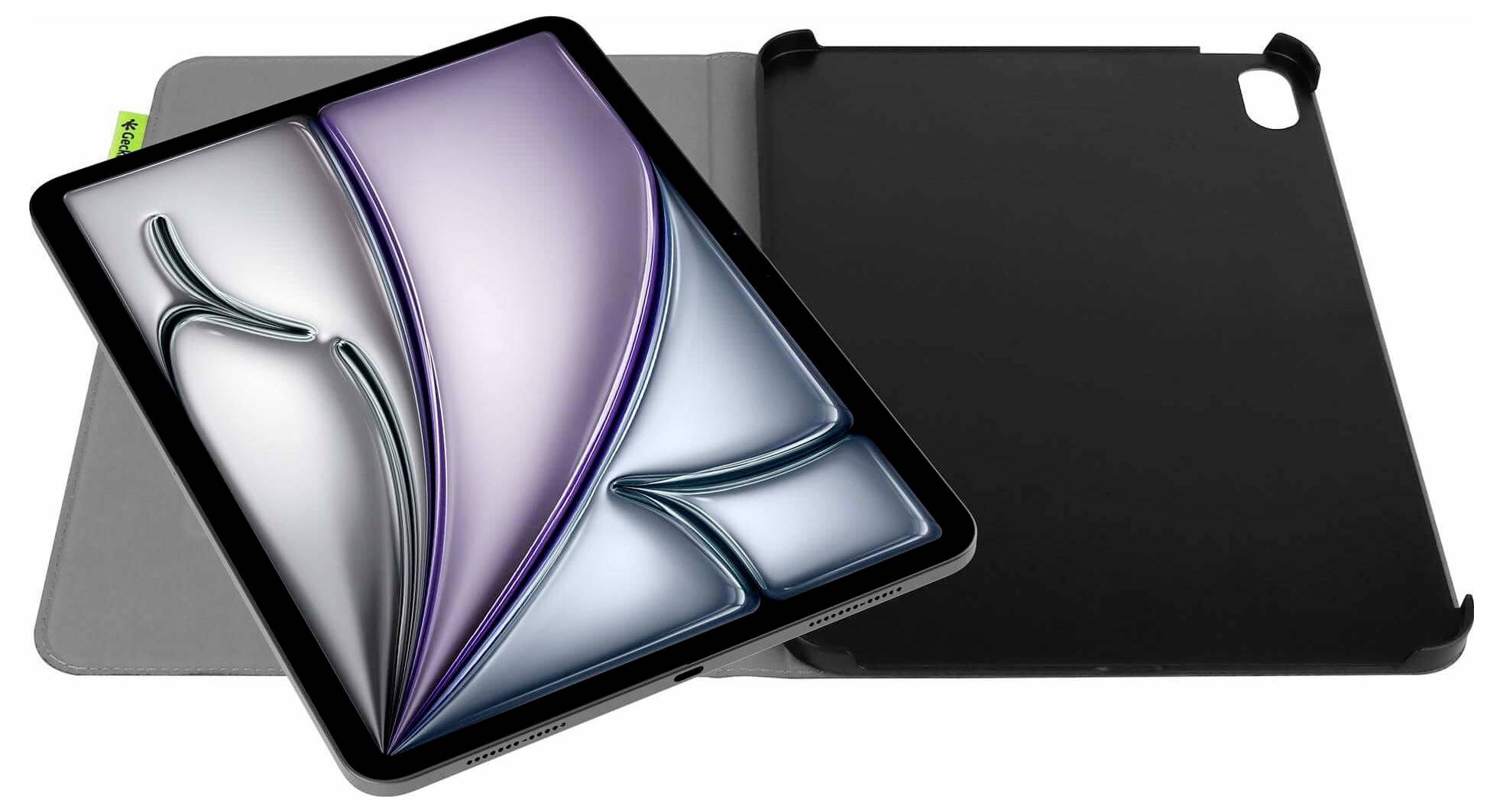 Tablet zobrazený s tenkým čiernym ochranným puzdrom a obrazovkou s abstraktnými vrstvami modrých, purpurových a sivých tvarov.