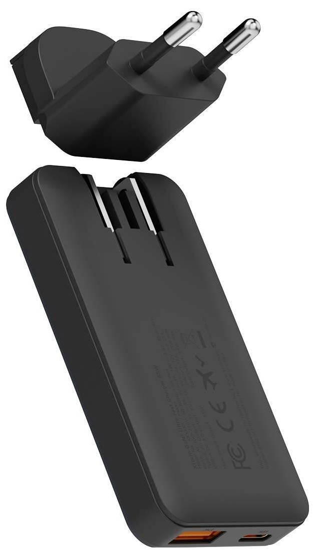 Čierny zástrčkový nabíjač s dvoma okrúhlymi EU kolíkmi zobrazený nad štíhlou čiernou powerbankou s USB-C a oranžovým portom