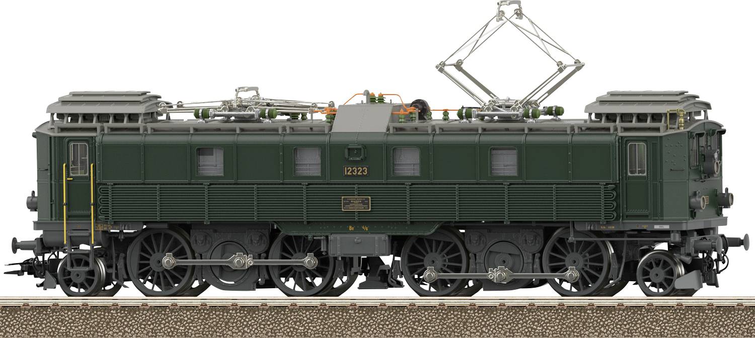 Bočný pohľad na tmavozelenej elektrickej lokomotíve na koľajniciach, so zdvihnutým strešným pantografom na bielom pozadí.