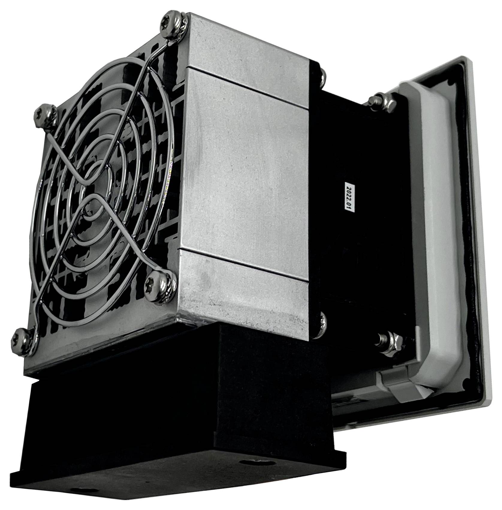 Priemyselná jednotka elektronického chladenia s ventilátorom a chladičom tepla namontovanými na čiernom kovovom držiaku, zobrazená na bielom pozadí.