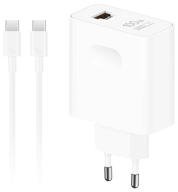 Biely nabíjací adaptér na USB-C označený 100W s káblom USB-C vedľa neho a dvojpolóžkovým zástrčkovým kolíkom.