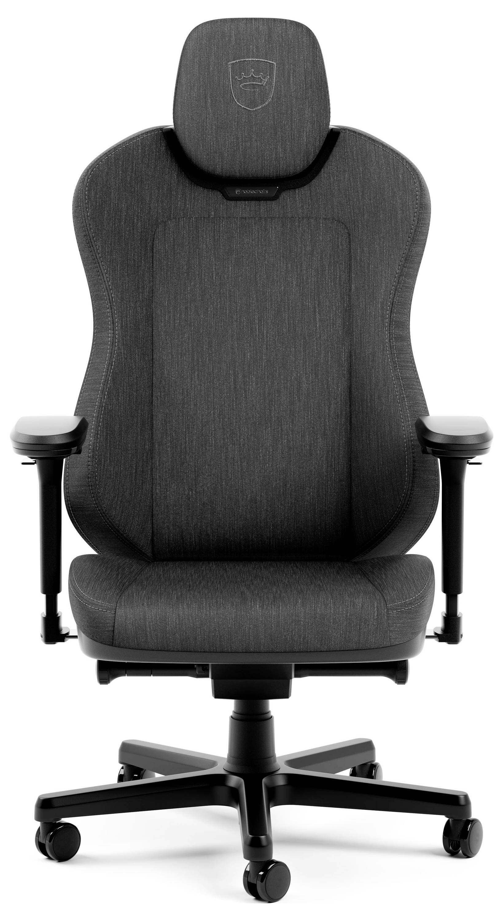 Predný pohľad na tmavosivú ergonomickú kancelársku stolicu s opierkou hlavy, opierkami na ruky a päťkolesovou základňou na bielom pozadí.