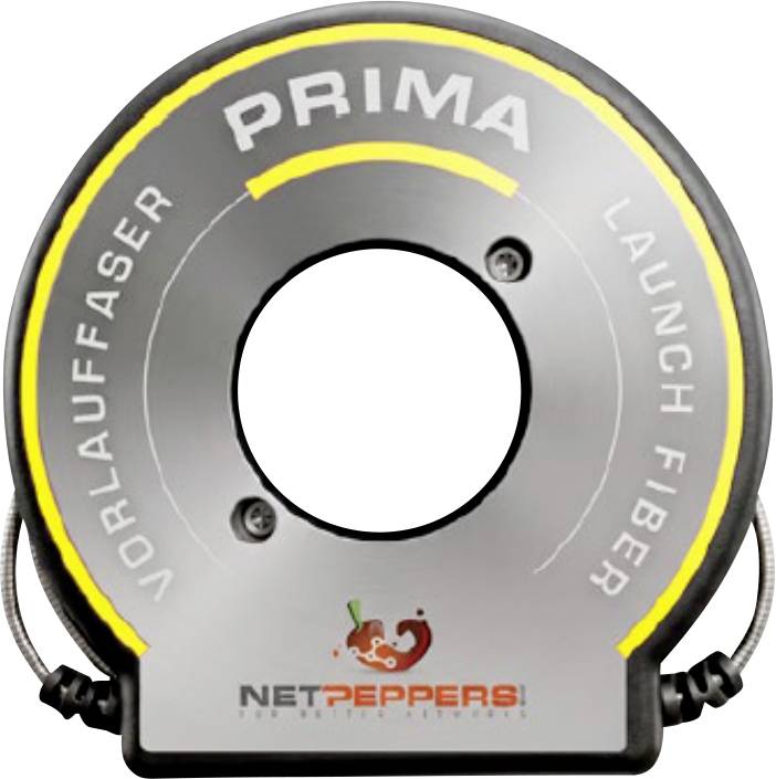 Okrúhla sivá spúšťacia doskička na stenu s vlákenným kabelom označená "PRIMA" a "NETPEPPERS", s centrálnym otvorom na kábel a žltým akcentným krúžkom.