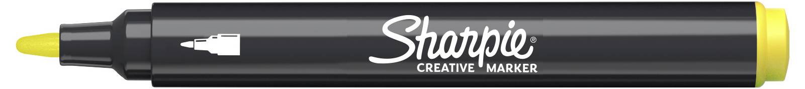 Čierny tvorivý marker Sharpie so žltým šikmým hrotom a žltou viečkou, znázornený horizontálne na bielom pozadí.