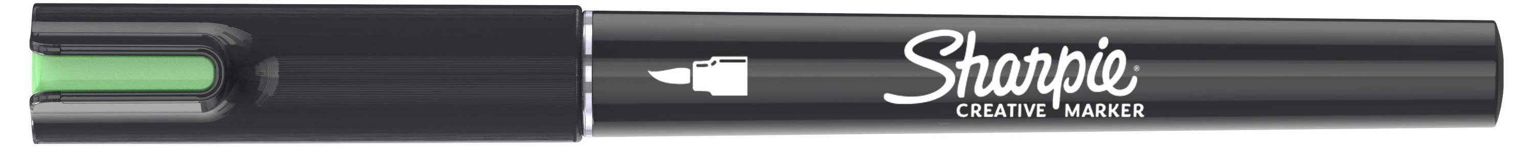 Čierny kreatívny značkovací pero Sharpie s zelenú akcent na uzávere a logom Sharpie vytlačeným na tele.