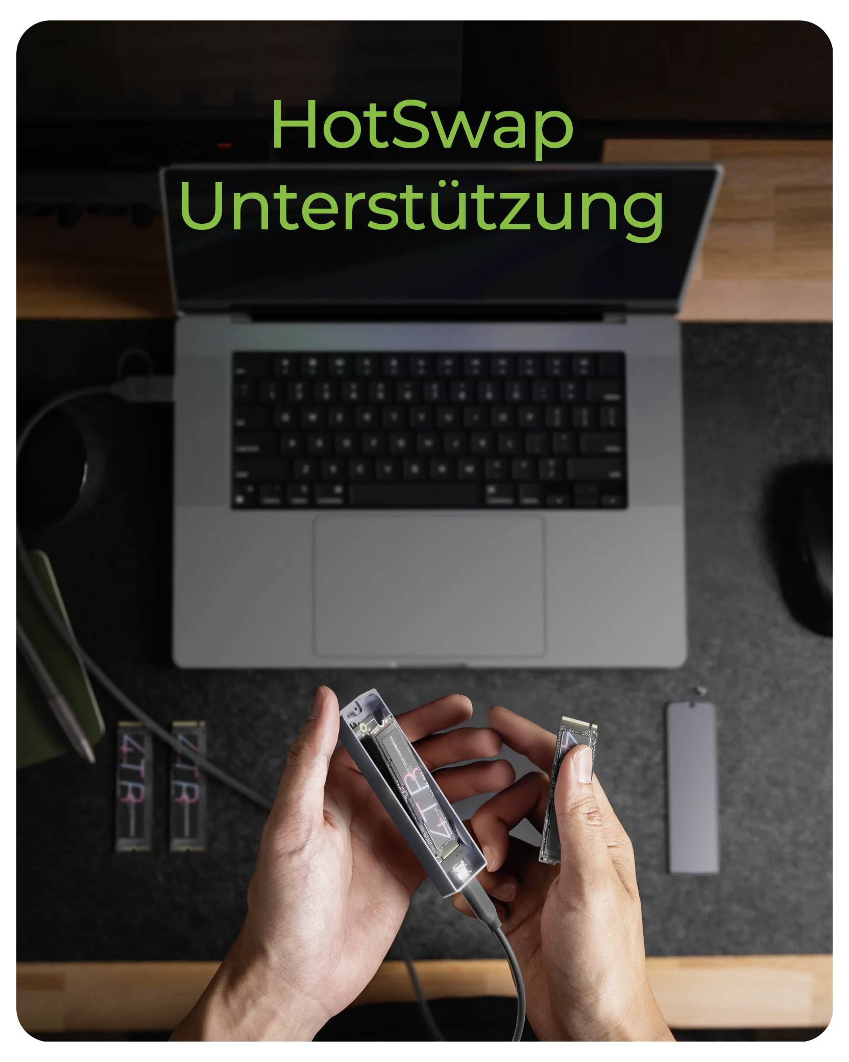 Ruky držiace SSD disky vedľa notebooku, s textom "Podpora HotSwap" vyššie, čo naznačuje podporu horúcej výmeny pre výmenu úložiska.