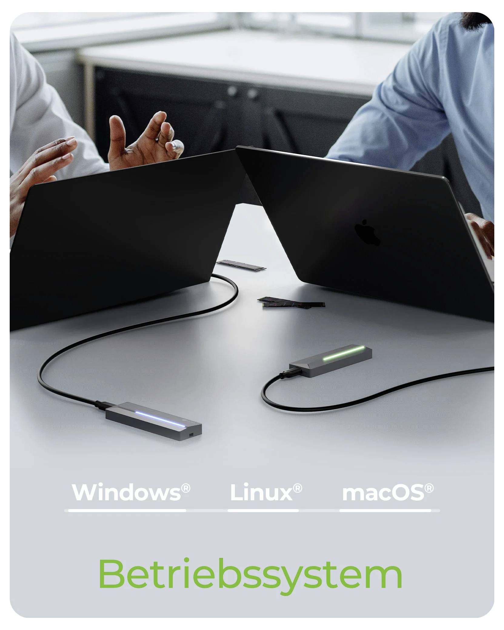 Dva notebooky spojené kábľami na stole, čo naznačuje multiplatformové prepojenie; text čítajú „Windows", „Linux", „macOS" a „Operačný systém".