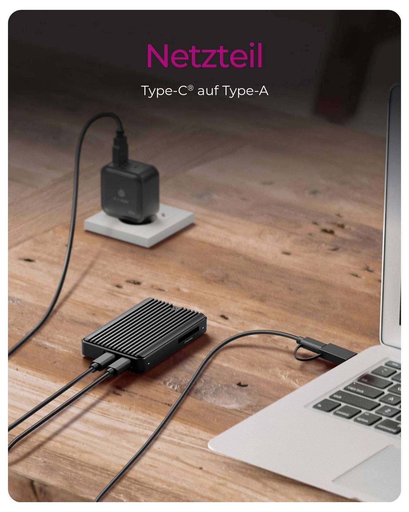 Adaptér USB-C na USB-A pripojený medzi notebookom a sieťovým napájačom na dreveného stola, označený "Netzteil" a "Type-C auf Type-A".