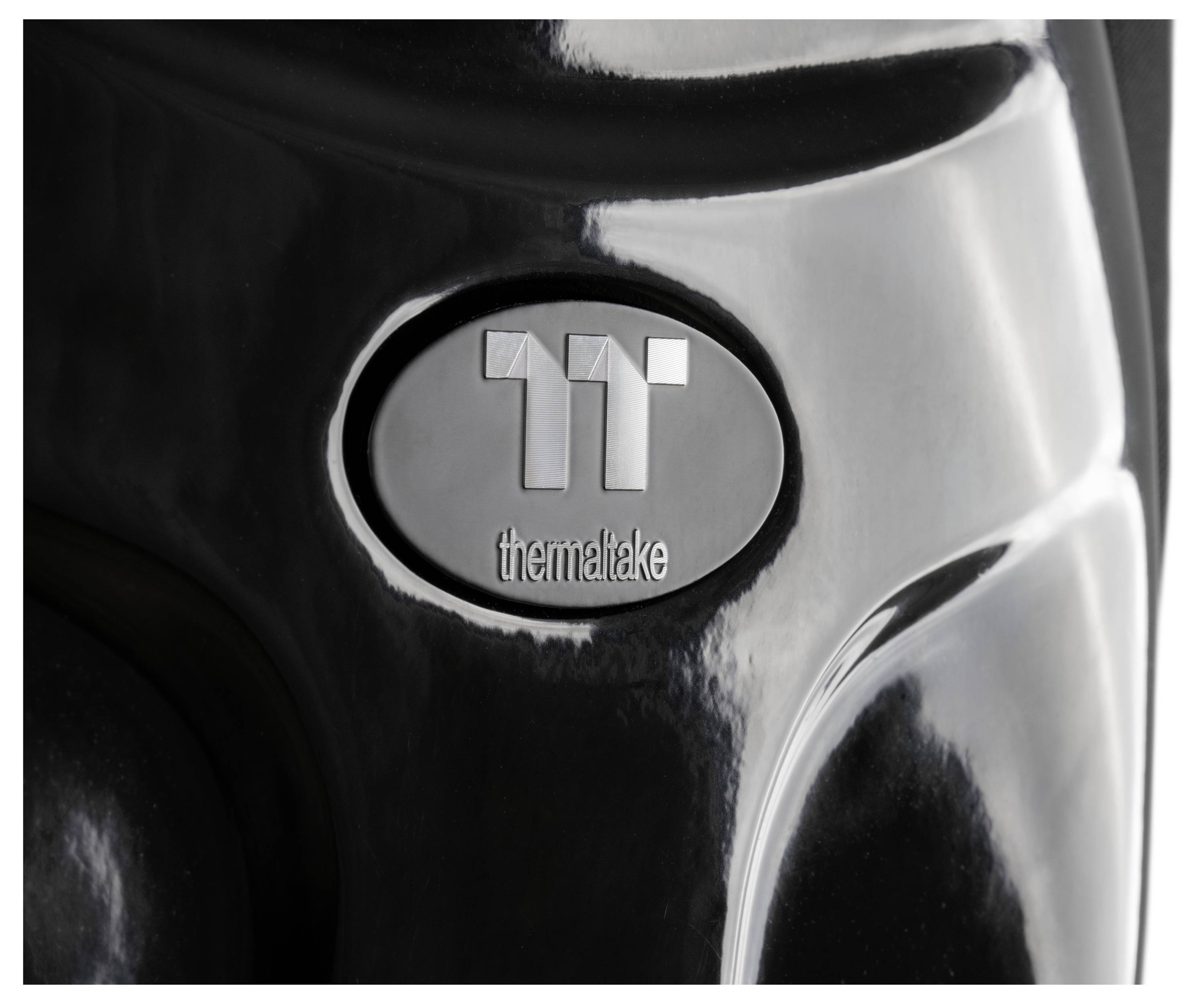 Zblízka glossy čierneho počítačového skrinky alebo chladiča Thermaltake s logom Thermaltake v strede.