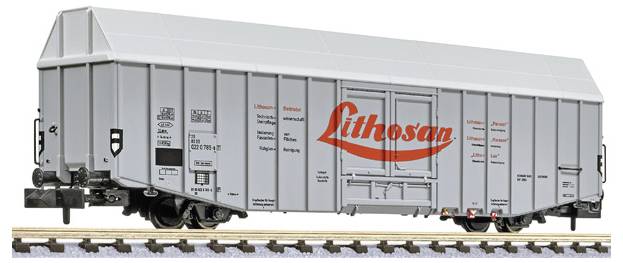 Sivý nákladný vagón typu hopper s oranžovým logom "Lithosan", zobrazený z bočného pohľadu na koľajniciach.