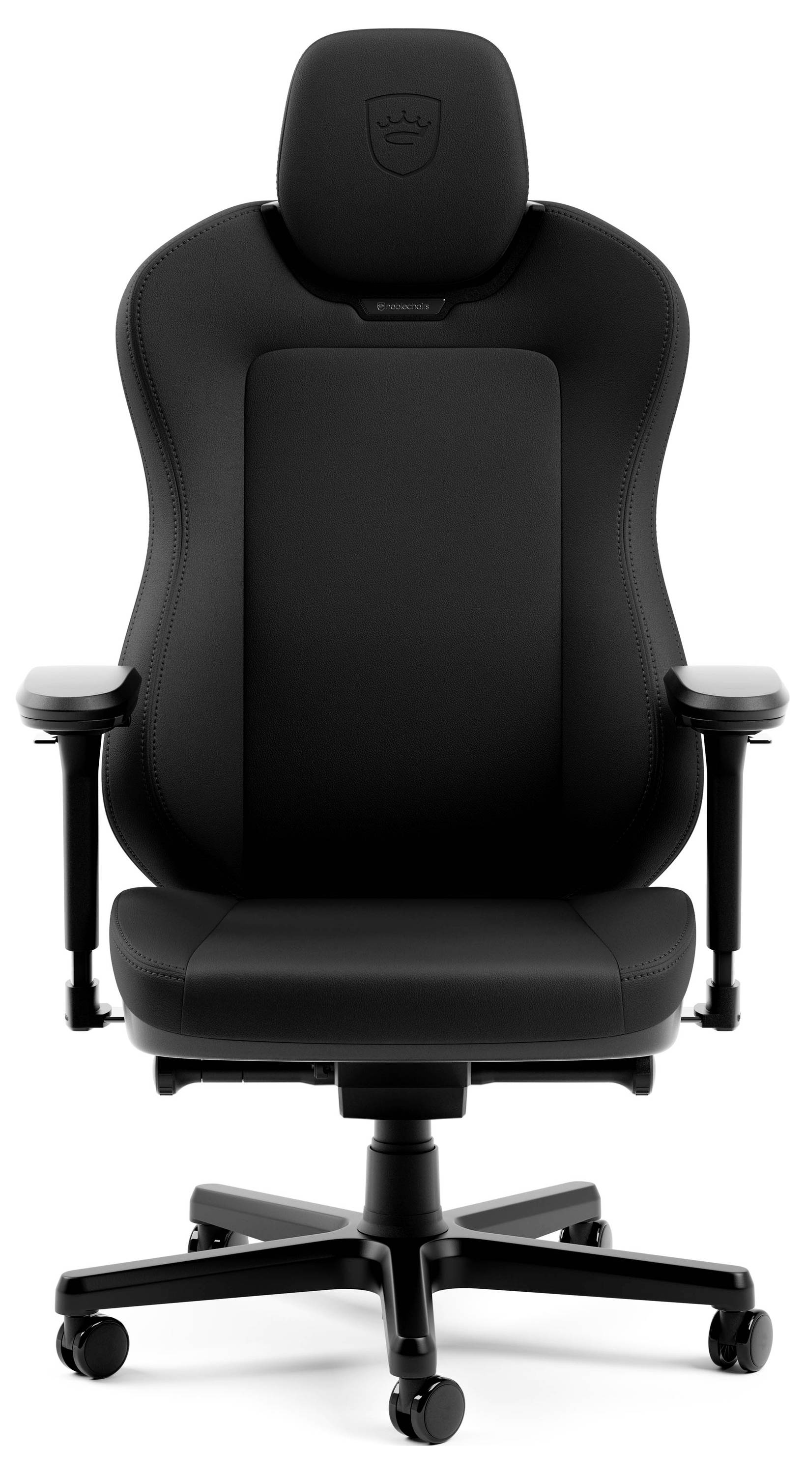Predný pohľad na čiernu ergonomickú kancelársku stolička s opierkou hlavy, polstrovaným sedadlom a operadlom, lakťovými opierkami a päťkolesovou otočnou základňou na bielom pozadí.