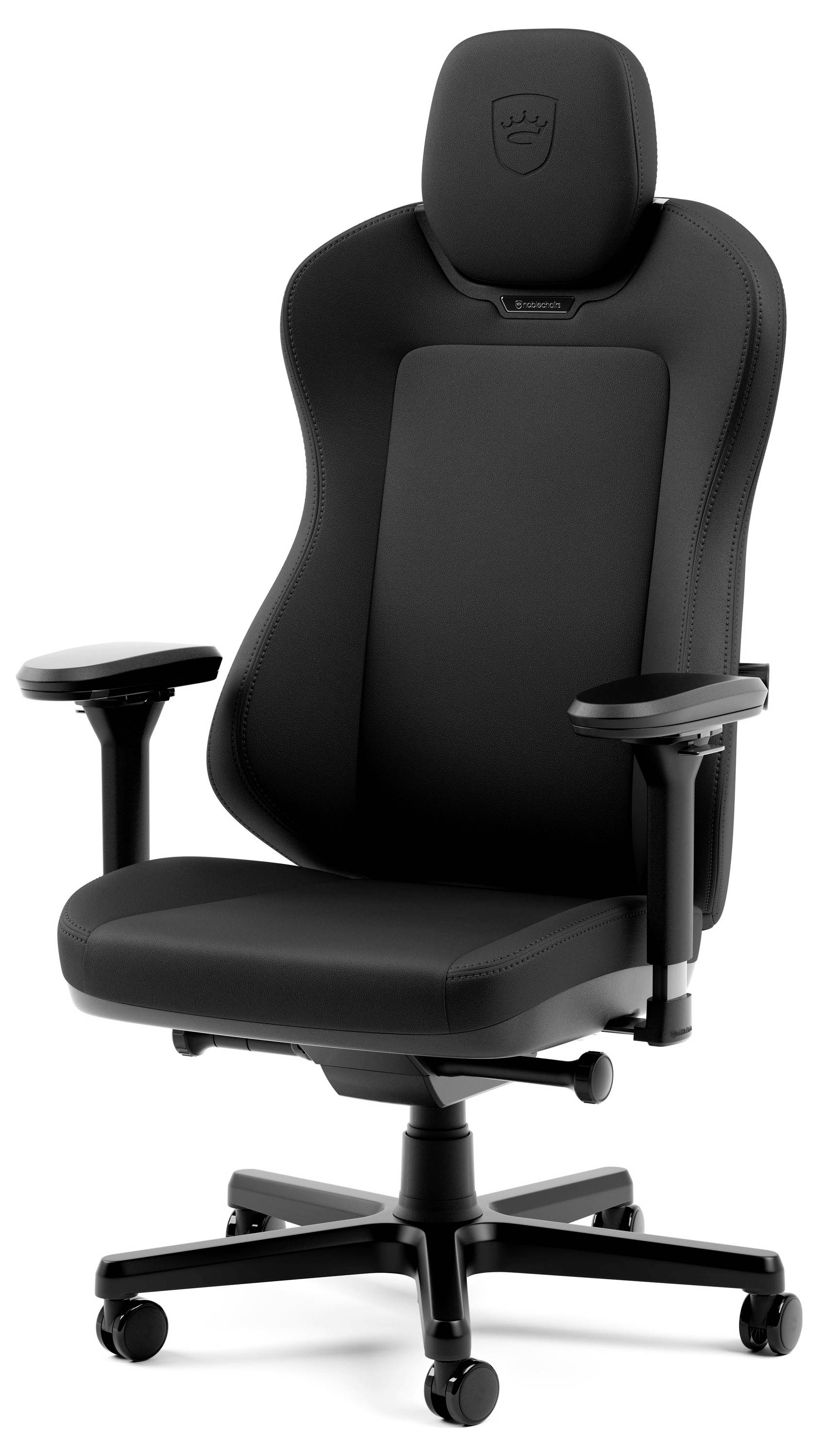 Čierna ergonomická kancelárska stolička s opierkou hlavy, lakťovými opierkkami a päťkolesa základňou na bielom pozadí.