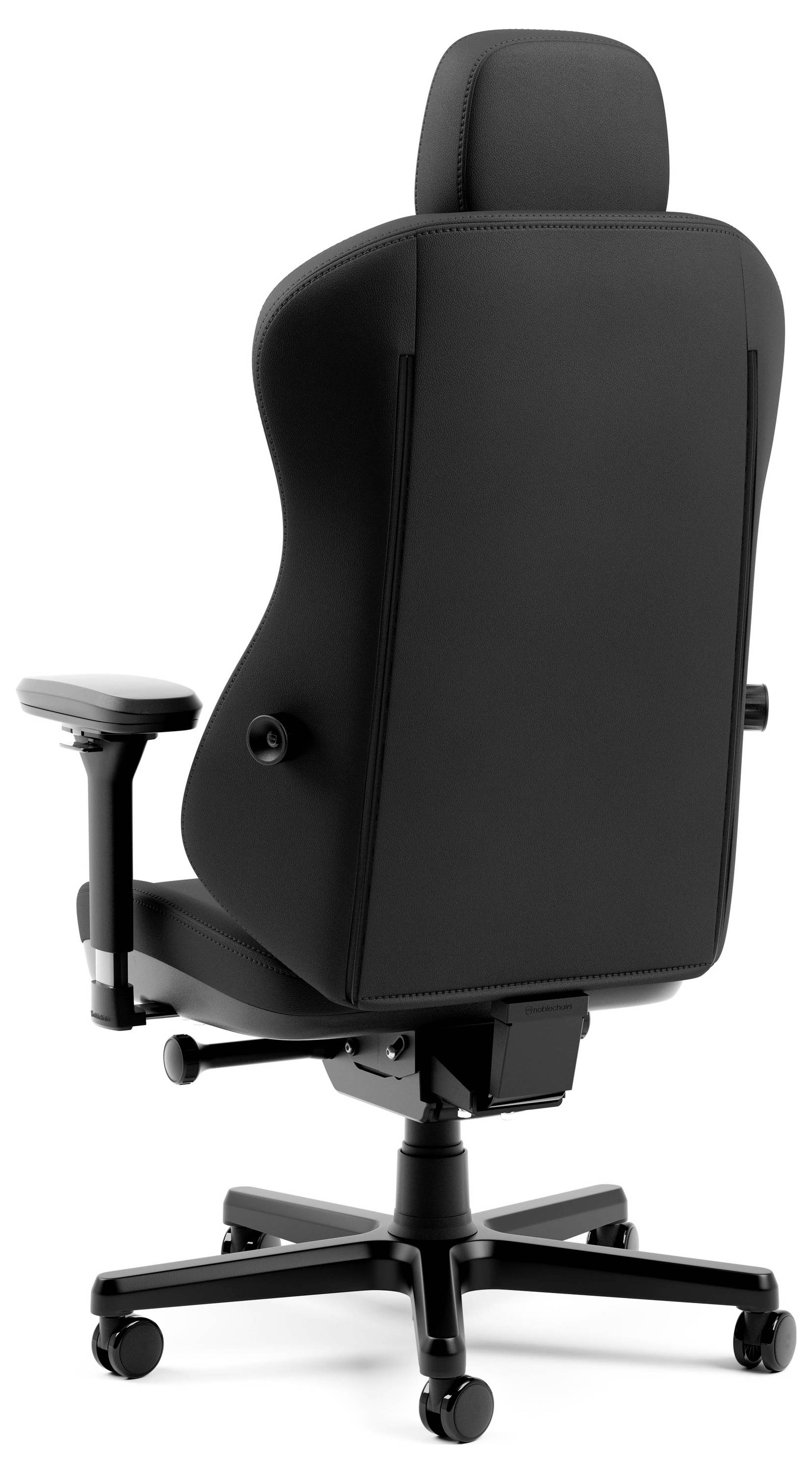 Čierna ergonomická kancelárska stolička zobrazená zozadu na bielom pozadí s opierkou hlavy, opierkami na ruky a päťhviezdičkovým podstavcom na kolieskach.