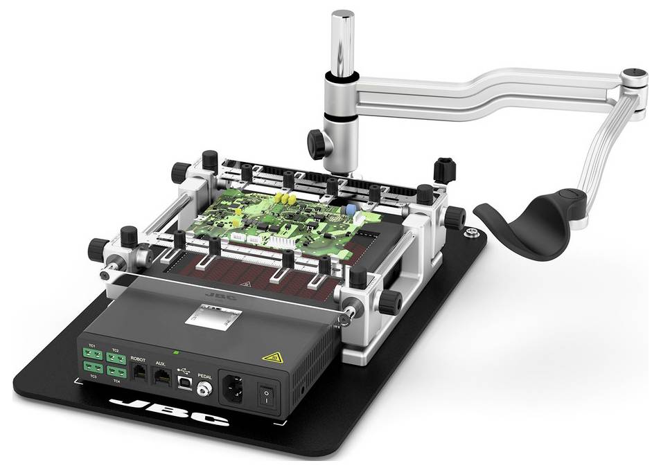 Automatizovaná pájaná stanica s doskami s plošnými spojmi upevnenými na platforme a robotickým ramenom pripravené nad doskou na presnú montáž alebo opravu.