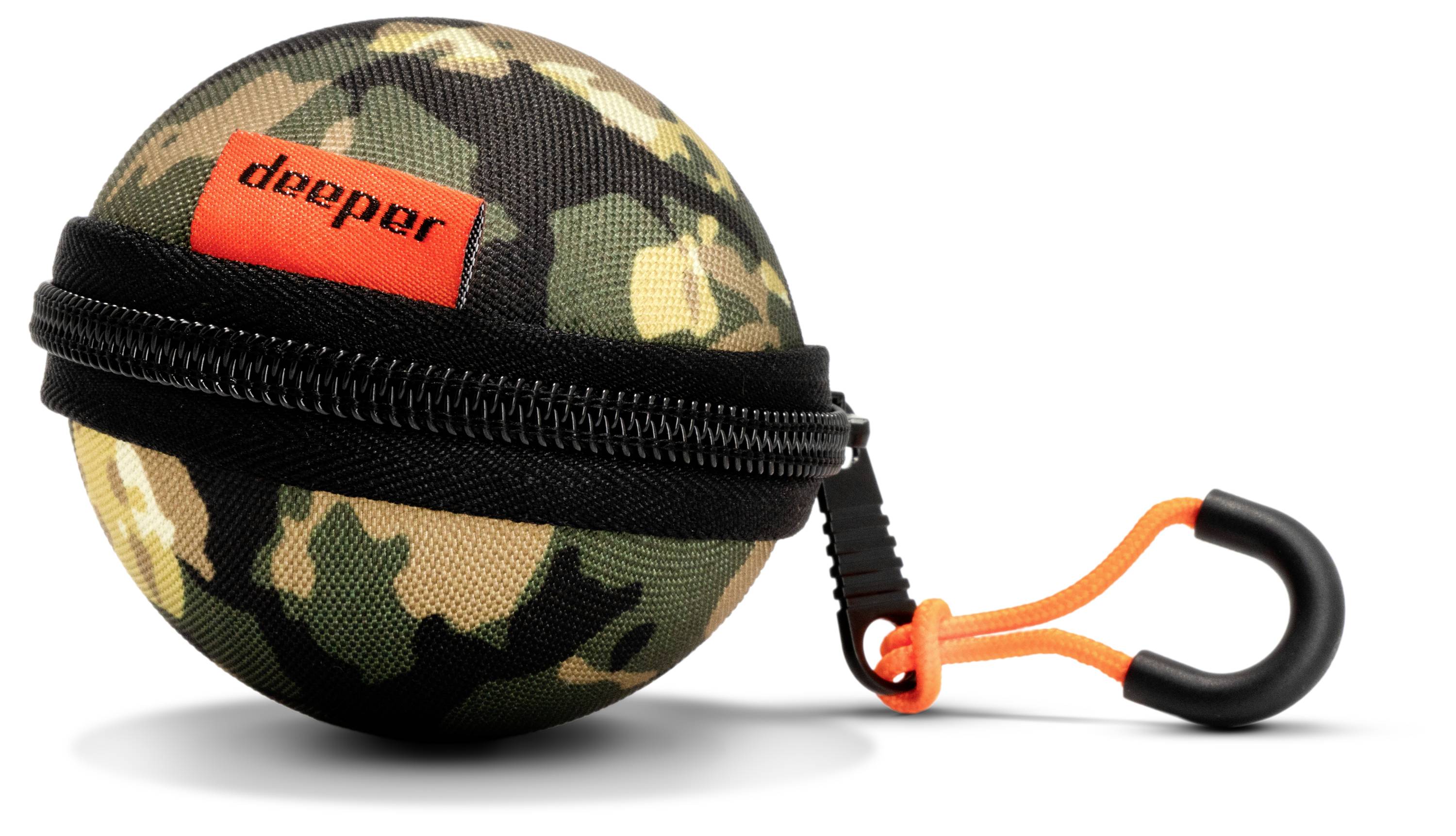 Príslušenstvo k zipsujúcej klávese s maskáčovým dizajnom s oranžovým štítkom „dipper" a čiernym sponkou, zobrazeným izolovaným na bielom pozadí.
