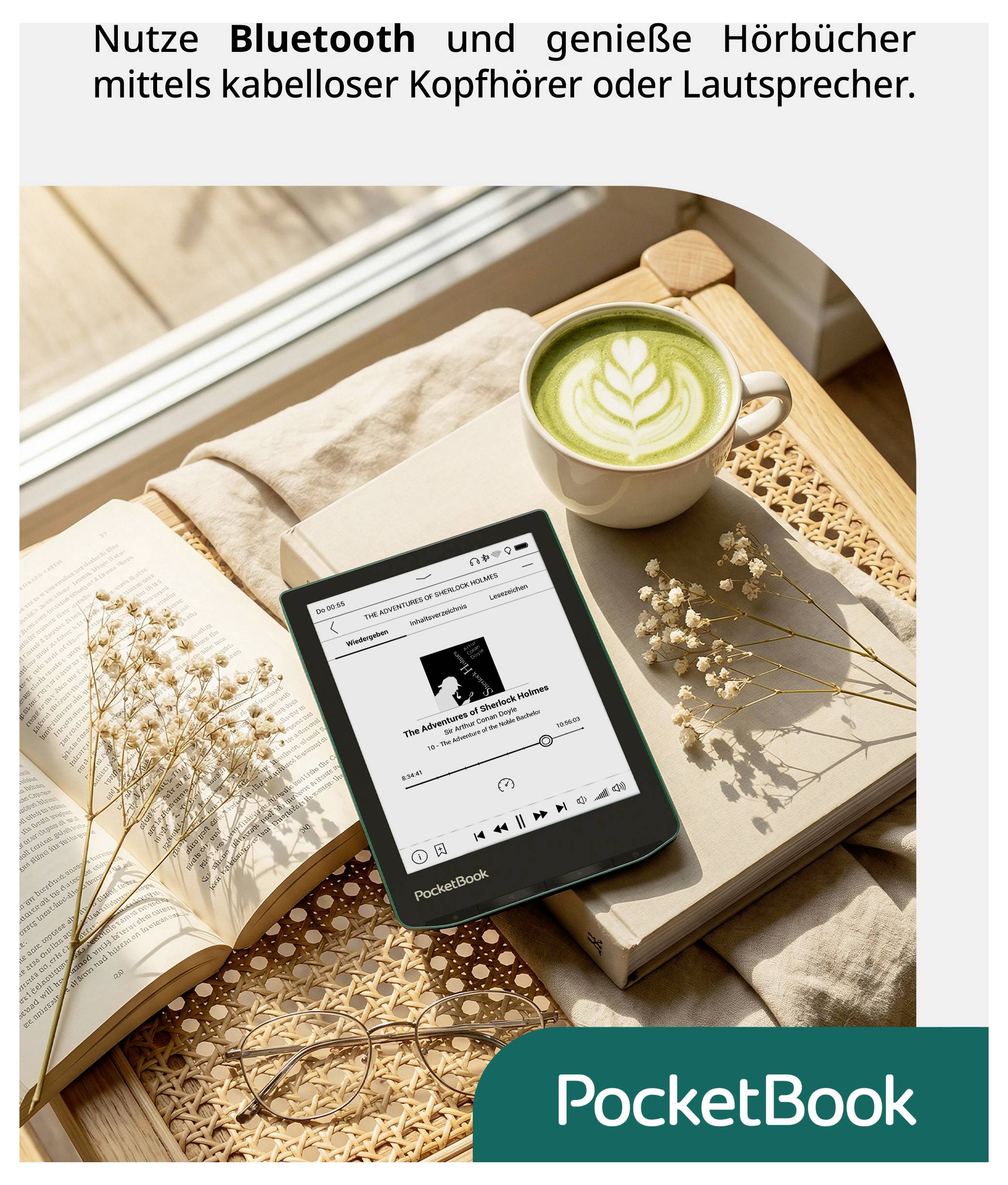 PocketBook elektronická čítačka na podnosu vedľa otvorenej knihy a latte, propagujúca Bluetooth na poslúchanie audioknižiek bezdrôtovými slúchadlami alebo reproduktormi.