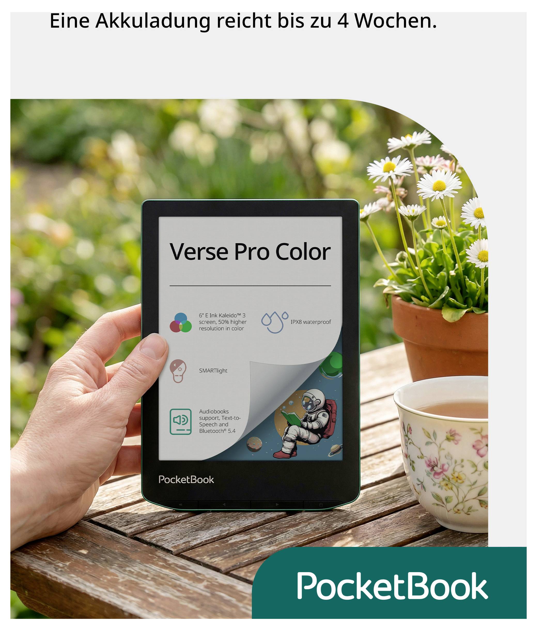 Ruka držiaca čítačku e-kníh PocketBook Verse Pro Color na drevenom stole vedľa kvetov a šálky čaju; text hovorí "Jedna nabíjačka vydrží až 4 týždne" a "PocketBook".