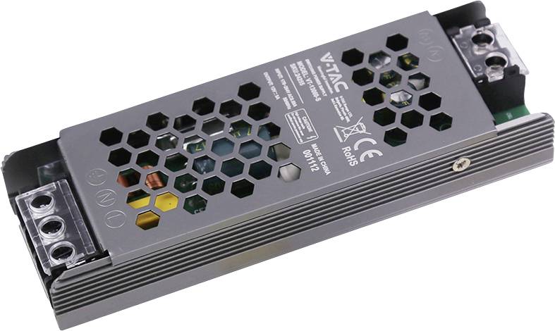 Obdĺžniková kovová LED napájacia jednotka so šesťuholníkovými ventilačnými otvormi a svorkovnicami na oboch koncoch, zobrazená na bielom pozadí.