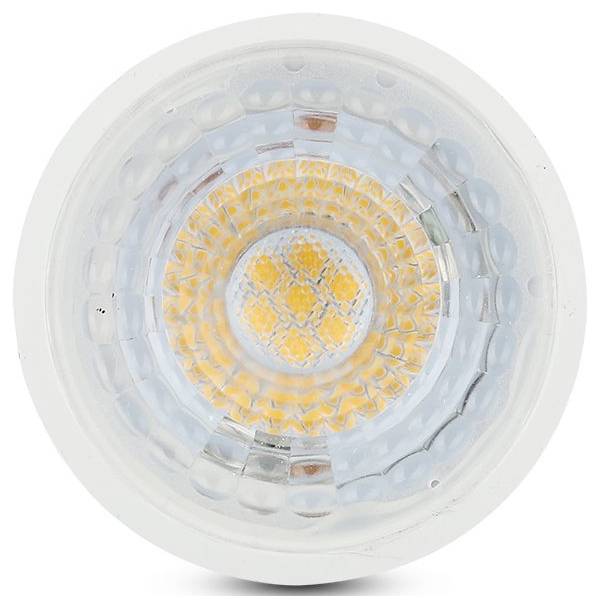 Detailný záber na okrúhlu zapustenú LED svetelnú armatúru s čistým sklom a teplými jantárovými LED diódami viditeľnými vo vnútri.