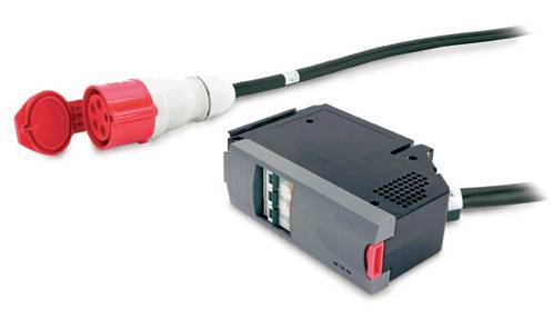 Elektrický kábel s červeným priemyselným konektorom a čiernym inline modulom/zariadením na bielom pozadí.