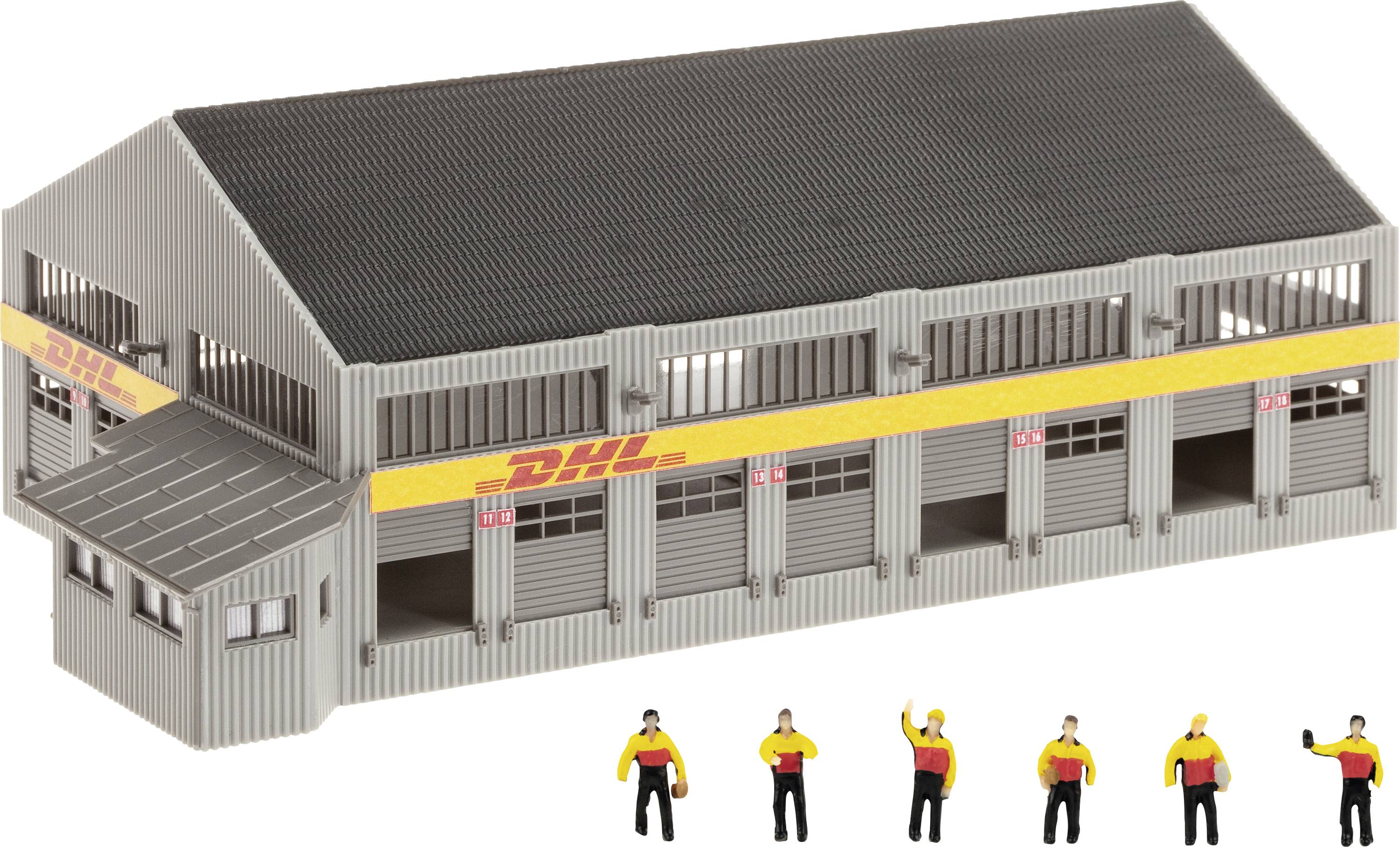 Model skladu DHL s dokovacou zónou s šiestimi figúrkami pracovníkov v popredí, ktorý zobrazuje veľkosť a mierku budovy.