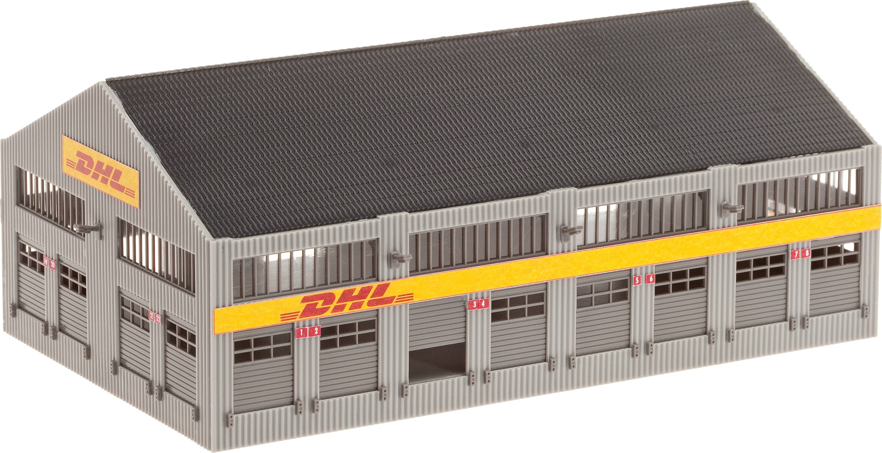 Model sivej budovy skladu DHL so žltým pásikom DHL a viacerými dverami nákladnej rampy.