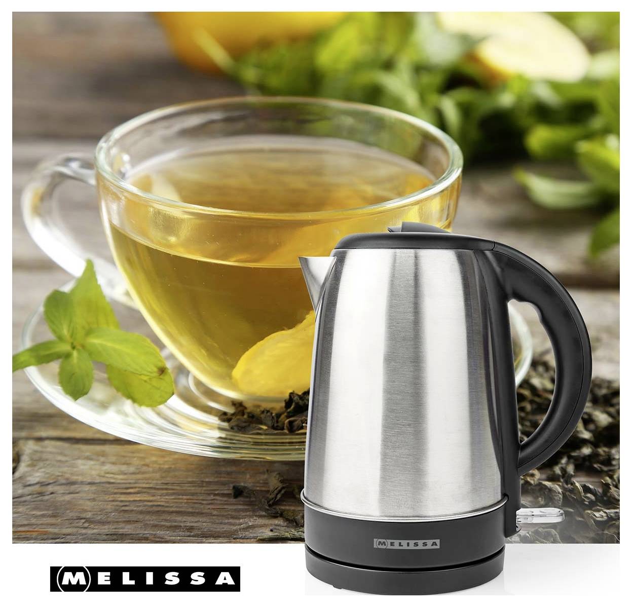 Nerezová elektrická kanvica pred pohľadom na sklenicu čaju s listami mäty, zobrazená v reklame na produkt MELISSA.