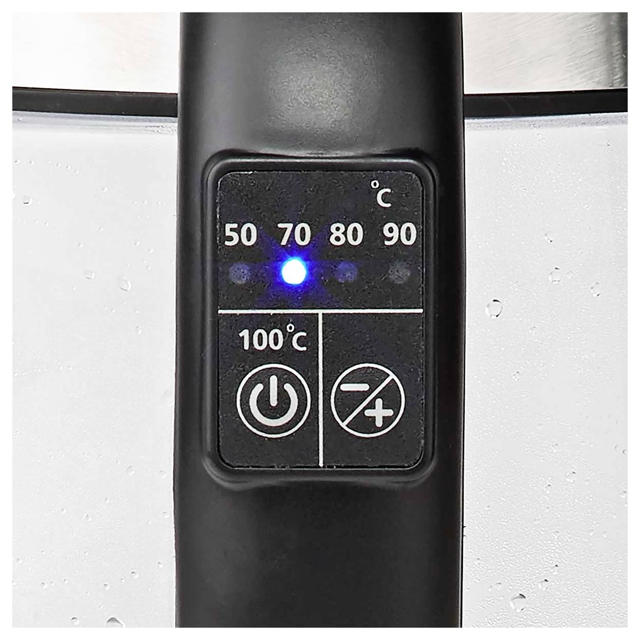 Zblízka zobrazený ovládací panel zariadenia s nastaveniami teploty 50, 70, 80, 90°C, s modrým svetlom rozsvietením pri 70°C a ovládačmi výkonu 100°C nižšie.