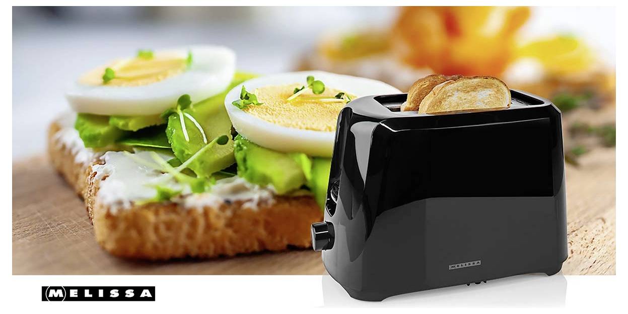 Čierny toaster na dva plátky v prednej časti otvorené chlebové kváskové sendviče s vajíčkom a šalátom, s názvom značky „MELISSA" zobrazeným v dolnom ľavom rohu.