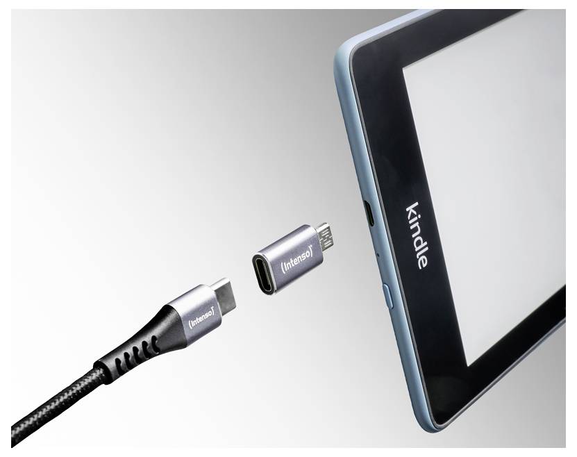 Kindle e-čítačka s káblom USB-C a adaptérom zástrčky znázornená odpájajúca sa blízko portu nabíjania zariadenia.