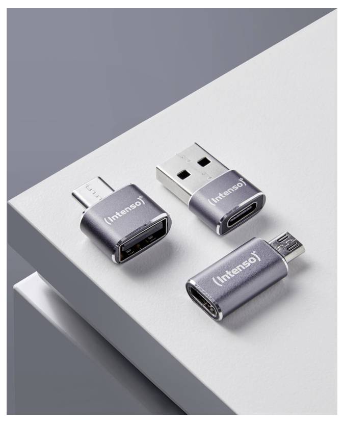 Tri USB adaptéry Intenso na bielom výstavnom bloku: jeden USB-C na USB-A, jeden USB-A na USB-C a jeden USB-C na micro-USB.