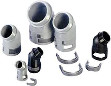 Rôznorodé skosené potrubné spojky a výstupky v striebornej a čiernej farbe zobrazené ako jednotlivé komponenty produktu na bielom pozadí.