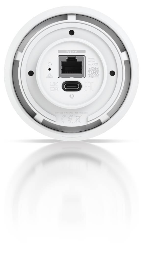 Zblízka zobrazenie okrúhleho bieleho sieťového zariadenia s portom Ethernet a portom USB-C umiestnené v strede na spodnej strane.