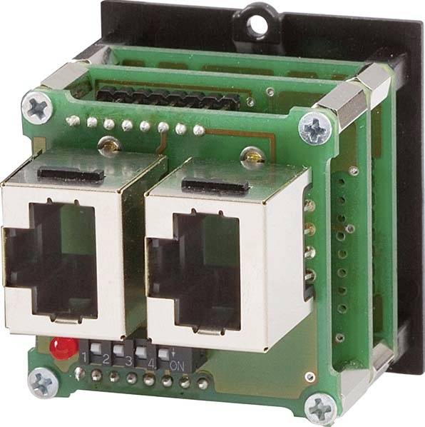 Malý zelený modul elektronického obvodu s dvoma naskladanými sieťovými portami RJ45, červenou LED diódu a 4-polohový spínač, namontovaný na čiernej konzole.