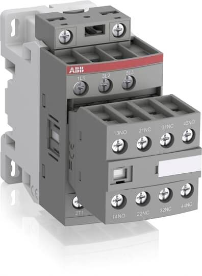 ABB priemyselný stykač so skrutkovými svorkami a pomocným blokom kontaktov na bielom pozadí.