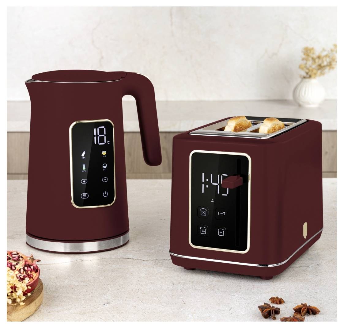Bordová elektrická kanvica a dvoj-slotový toaster na kuchynskom pulte, obe zariadenia s digitálnymi displejmi; pražené chlieb je viditeľný v toastri.