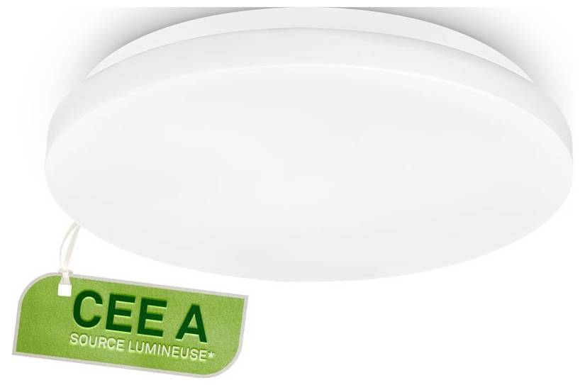 Biela stropná svetelná armatúra so zeleným energetickým štítkom visiacim nižšie, na ktorom je napísané "CEE A" a "SOURCE LUMINEUSE".