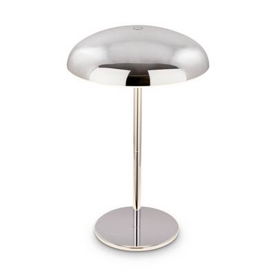 Moderná chrómová stolná lampa s kupolovitým tienidlom a okrúhlou podstavou na bielom pozadí.