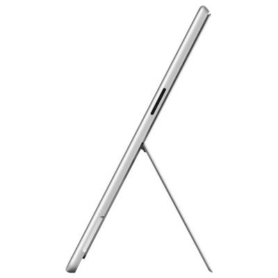 Strieborný tablet zobrazený v bočnom pohľade s vstavaným stojančekom roztiahnutým, ktorý podopiera zariadenie v uhle na bielom pozadí.