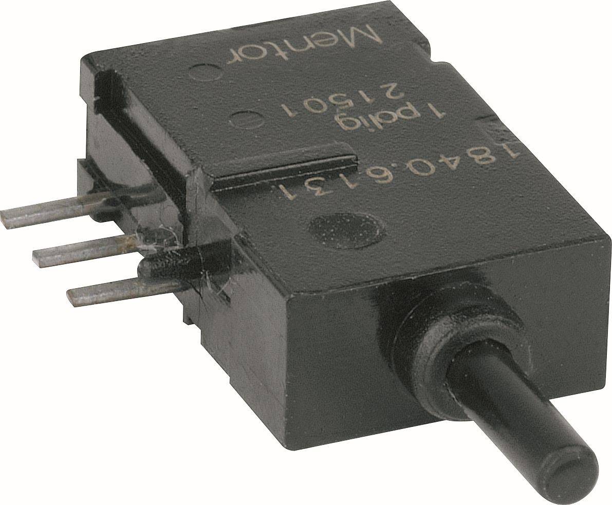 Čierny elektrický mikrospínač s tromi kovovými svorkami a čiernou pákou ovládača.