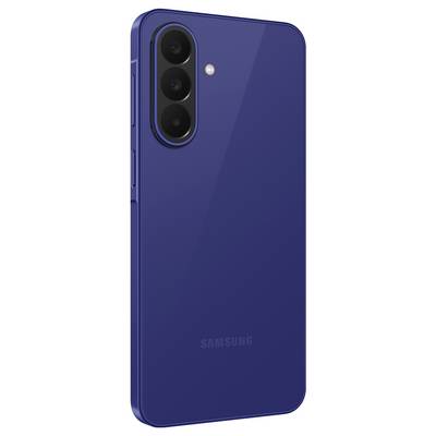 Modrý Samsung smartfón - pohľad z chrbta so zvislým trojitým zadným fotoaparátom a bleskom.