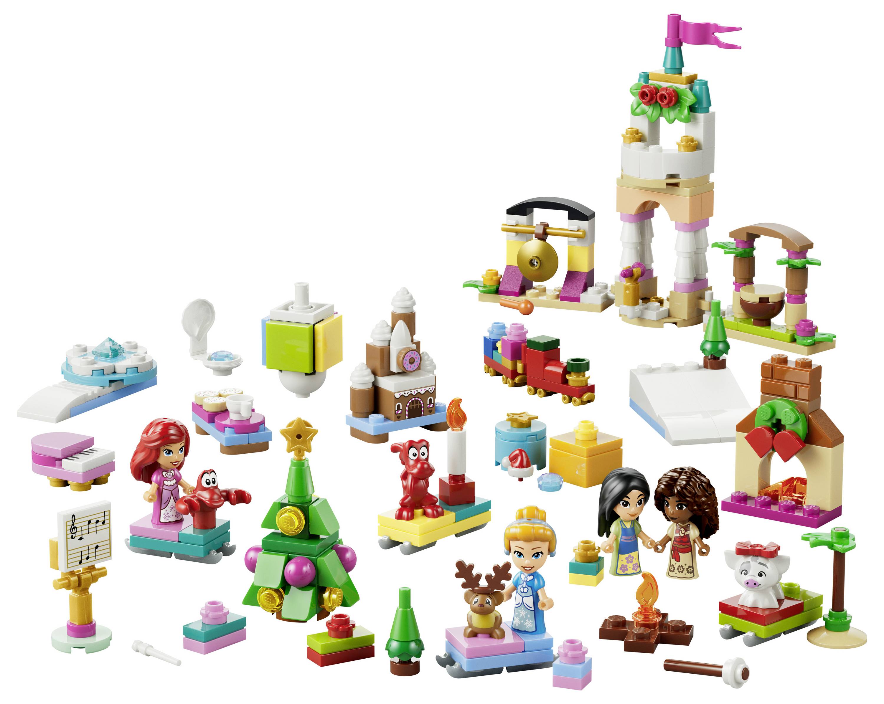 Rôzne LEGO-štýlové mini stavby a postavičky na bielom pozadí, vrátane ozdobeného vianočného stromčeka, perníkového domu, sánok, veže a malých slávnostných figúrok.